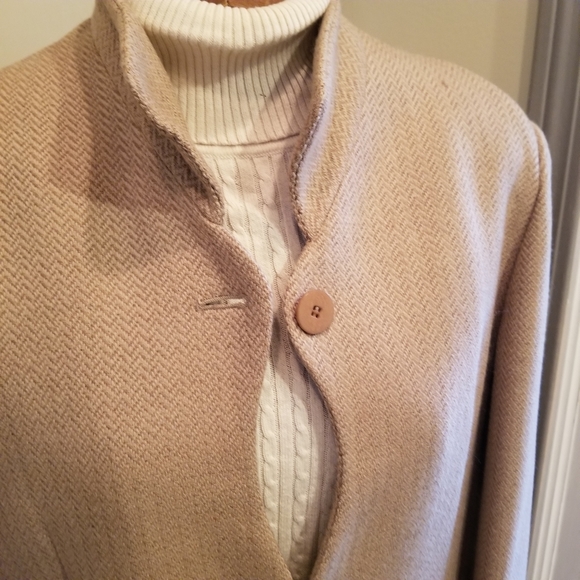 Back-in-the-Office Look with 90s Armani Jacket - Picture 5 of 10